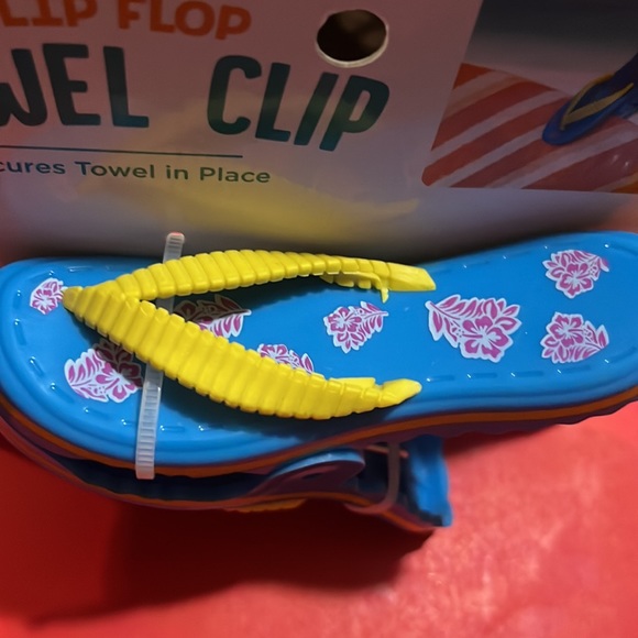 Flip Flops Clips Towel Clips for beach Chairs, 2 Clips NEW BNIP - Picture 2 of 6